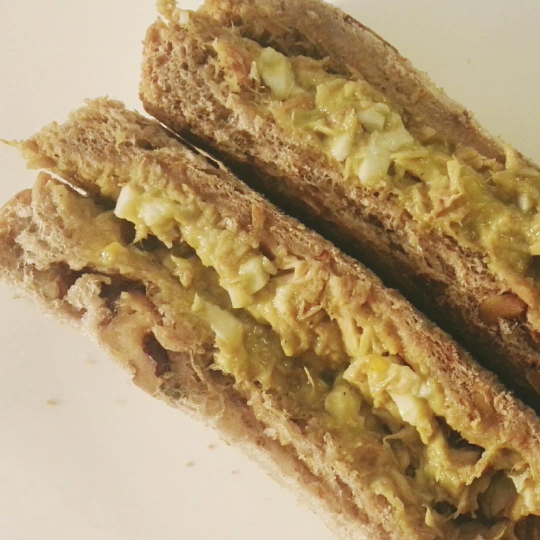 牛油果吞拿鱼三明治