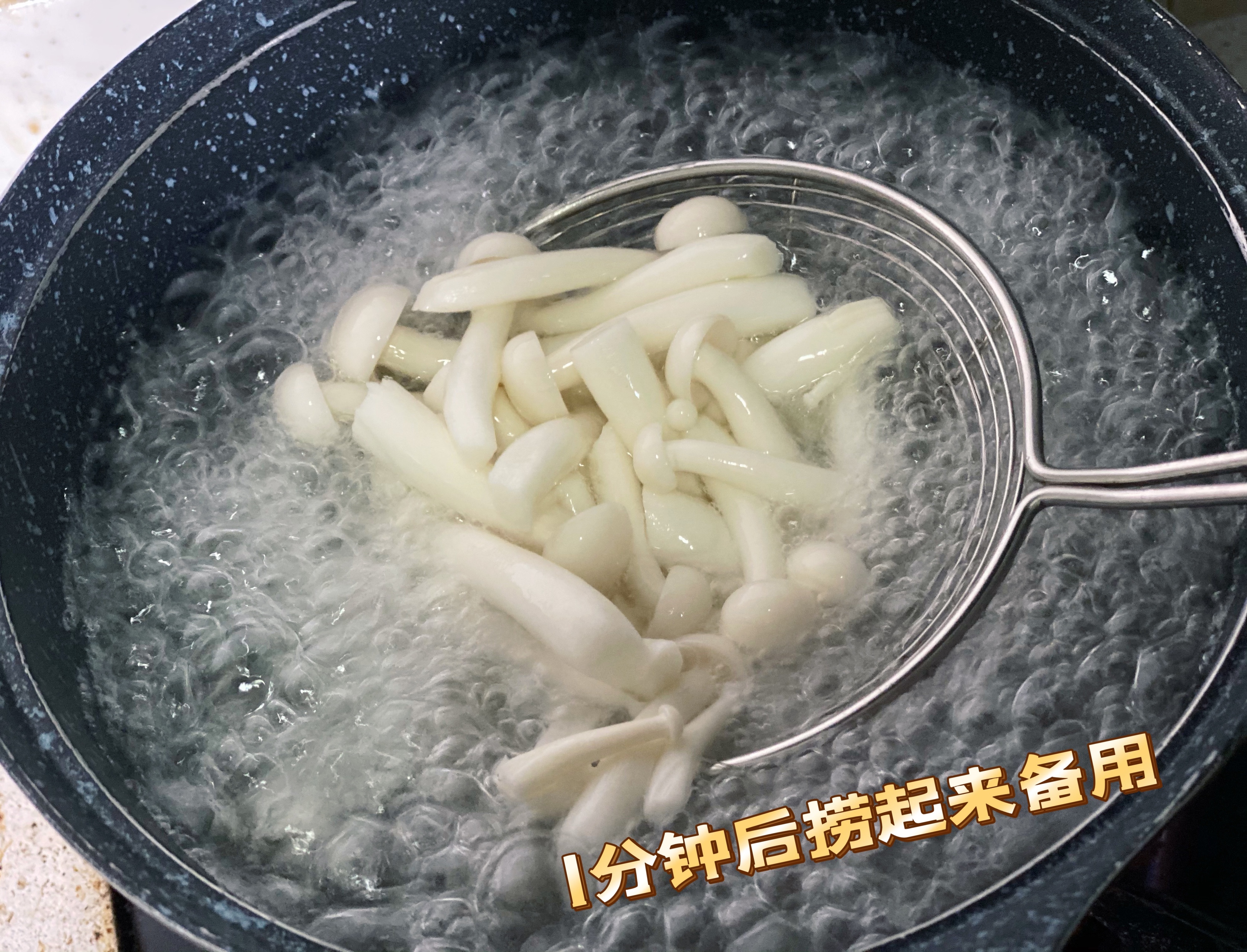 光盘神器海鲜菇炒青椒的做法 步骤3