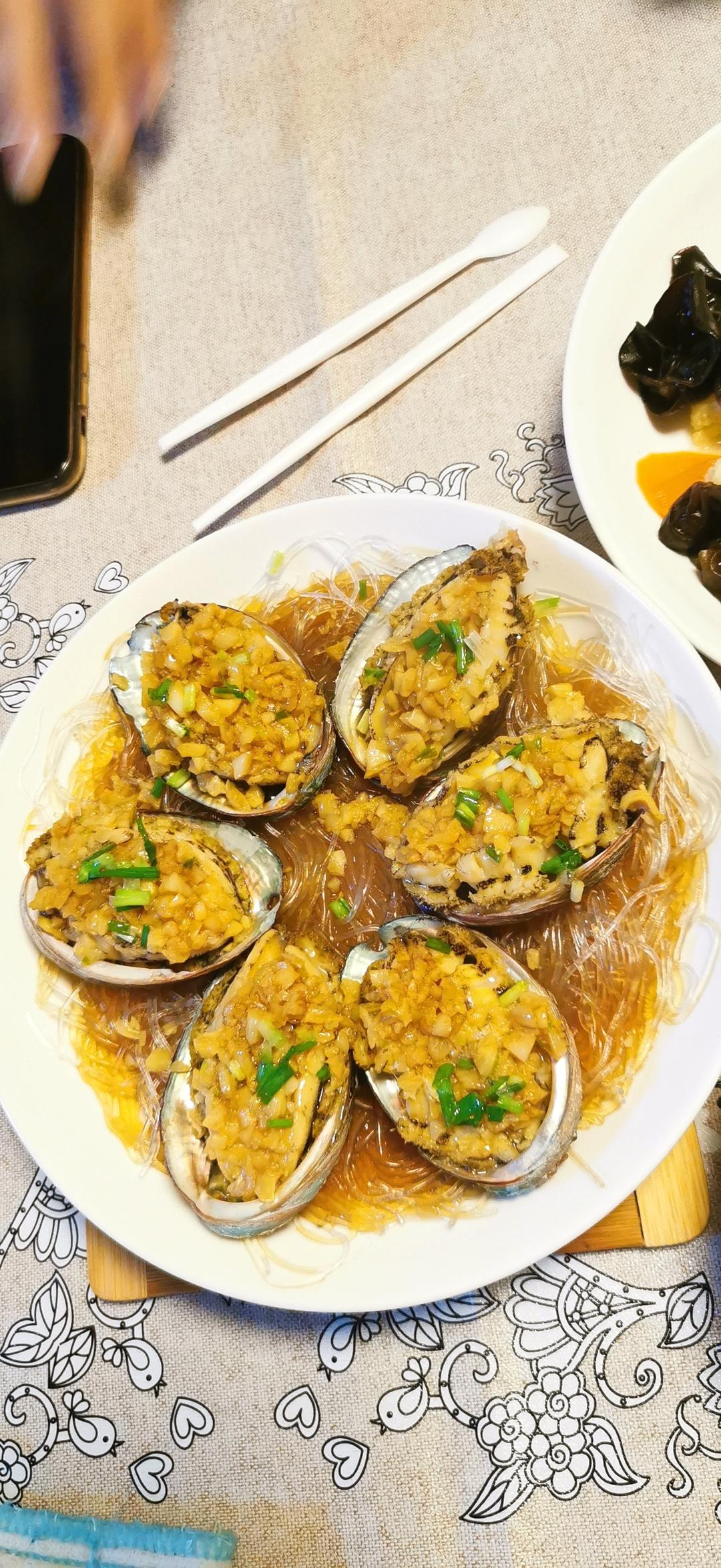 蒜蓉粉丝蒸鲍鱼