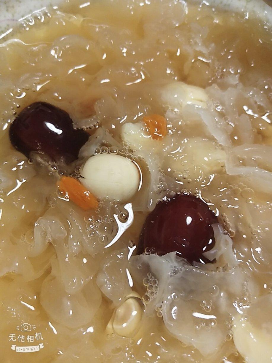 银耳莲子红枣汤