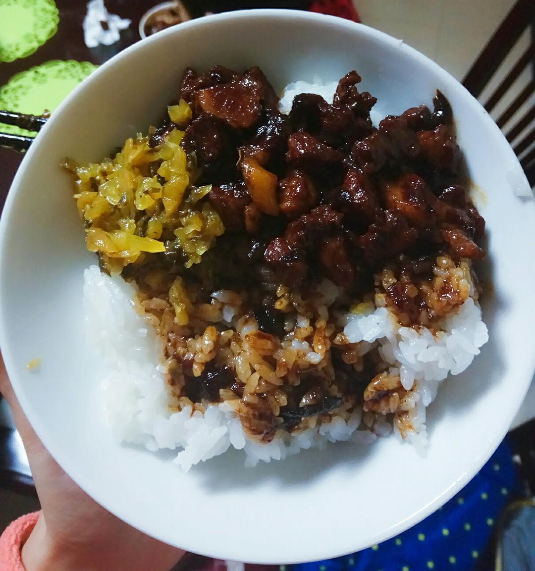 美味卤肉饭配酸菜