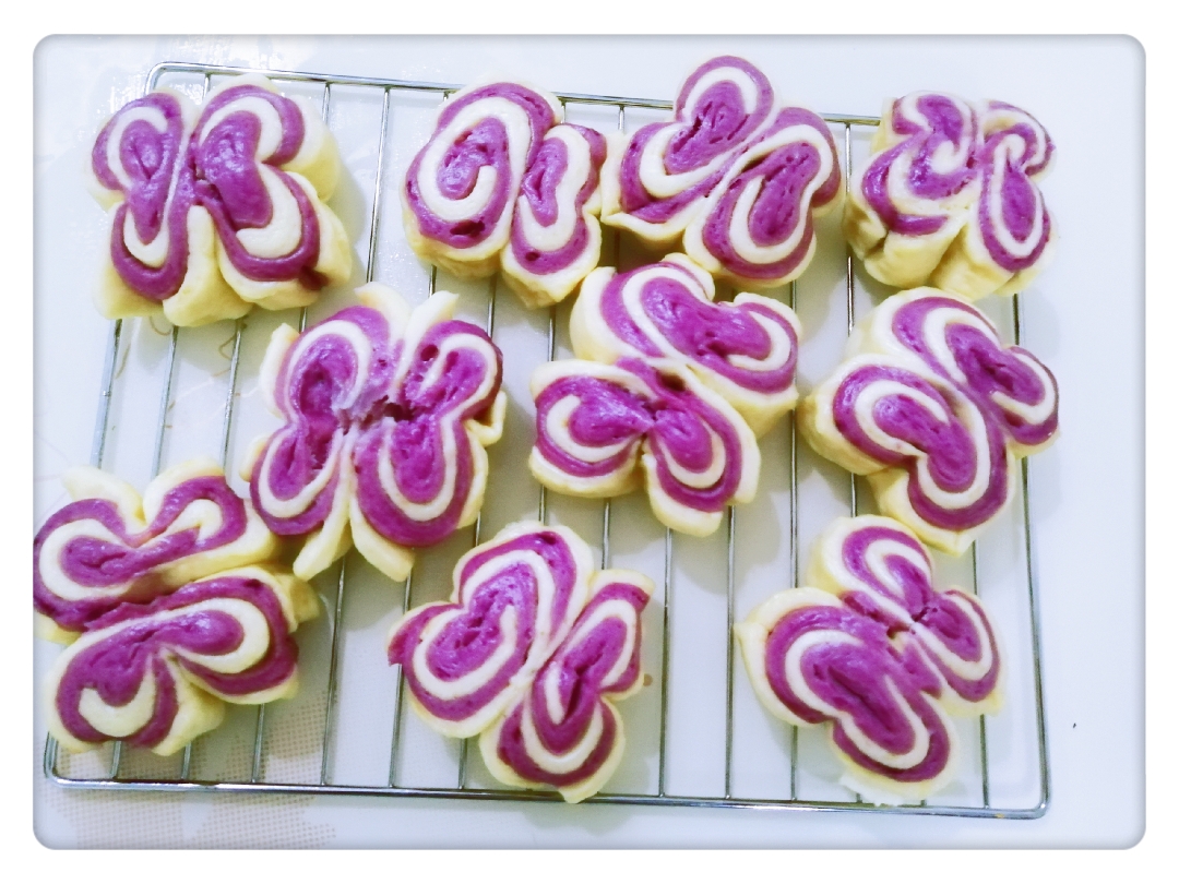 小蝴蝶造型紫薯双色花卷