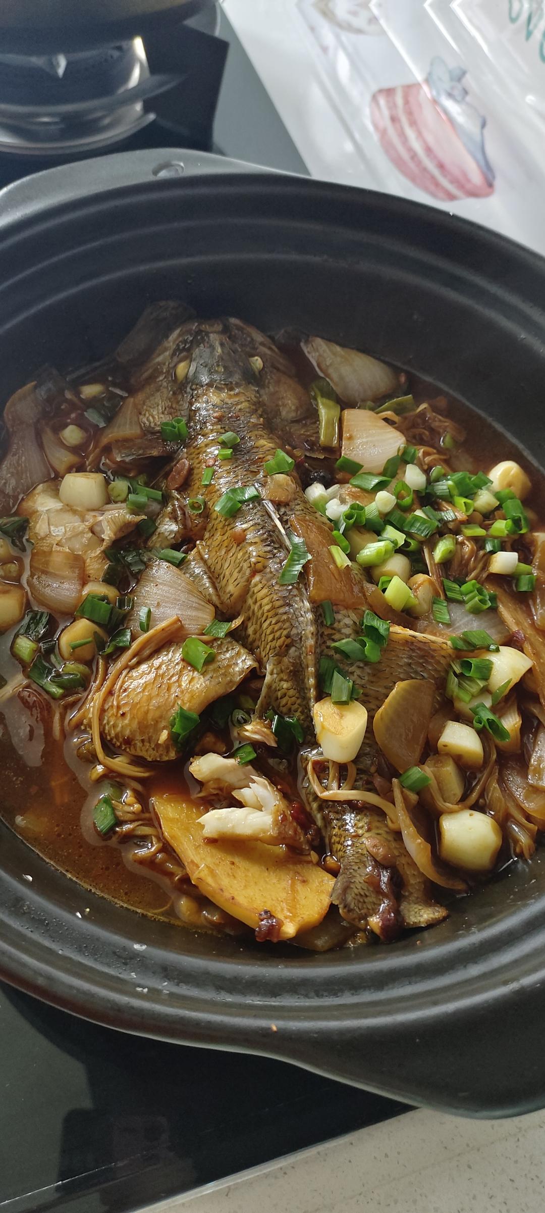 家常菜🐟砂锅焗鲈鱼，鲜美滑嫩。