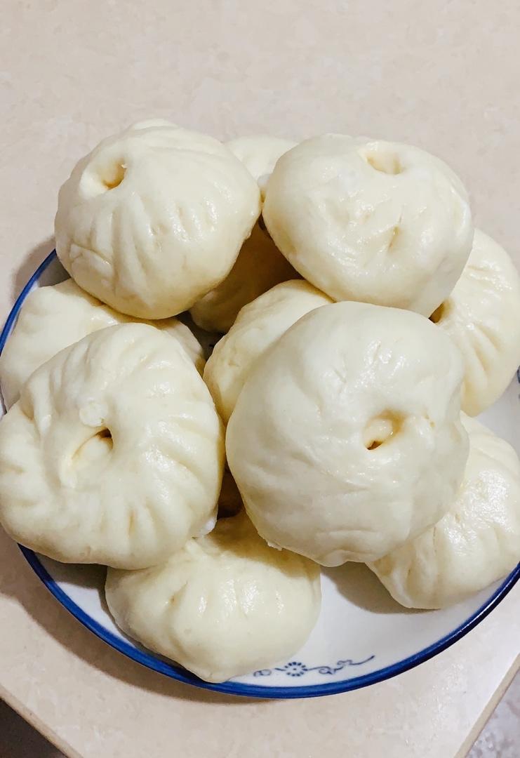 松软多汁的肉包子