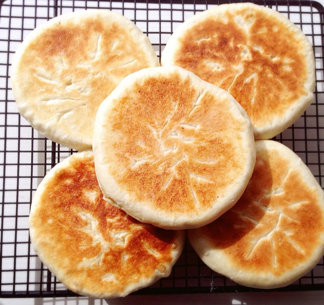 爱的田美做的泡菜鸡蛋粉条大馅饼早餐也可以快手烙馅饼