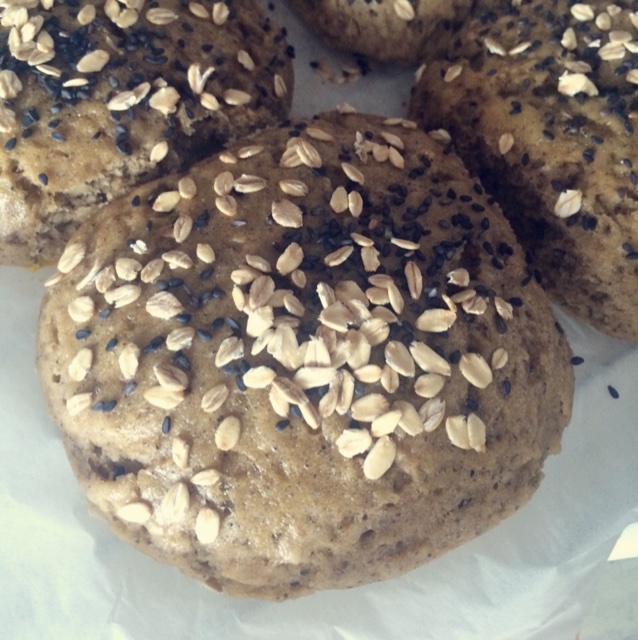 燕麦黑芝麻全麦面包（杏仁馅）