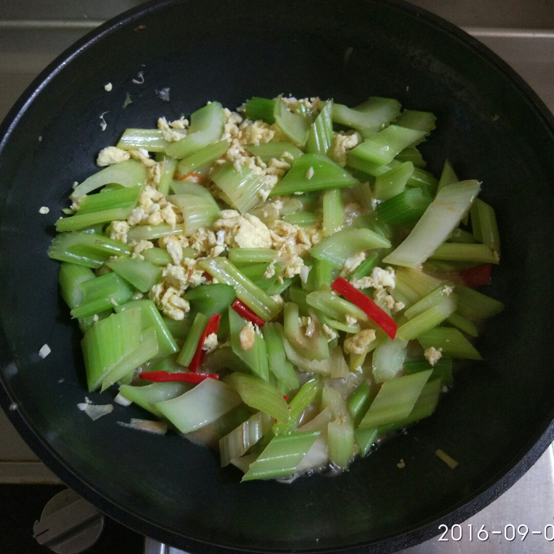 芹菜炒鸡蛋