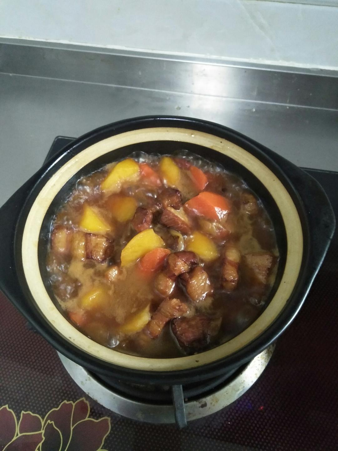 土豆胡萝卜炖五花肉