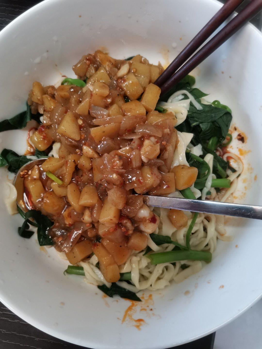 土豆杂酱拌面