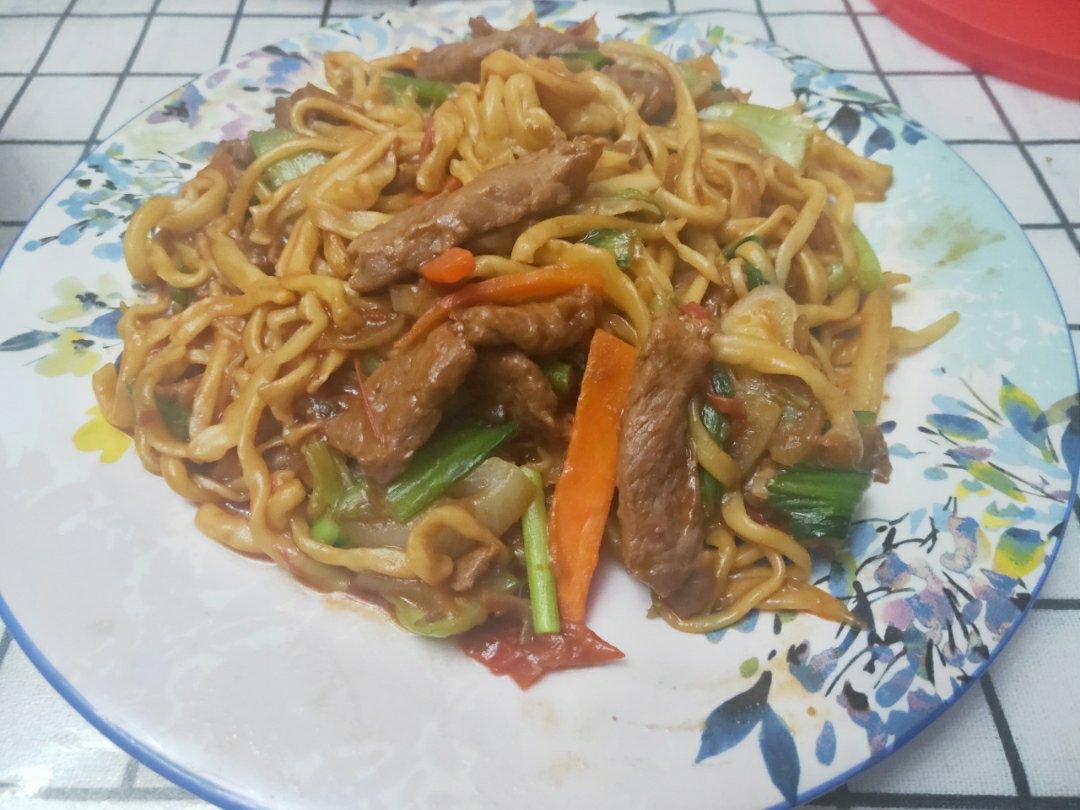 孜然牛肉炒拉条 家常面条百吃不厌的美味做法
