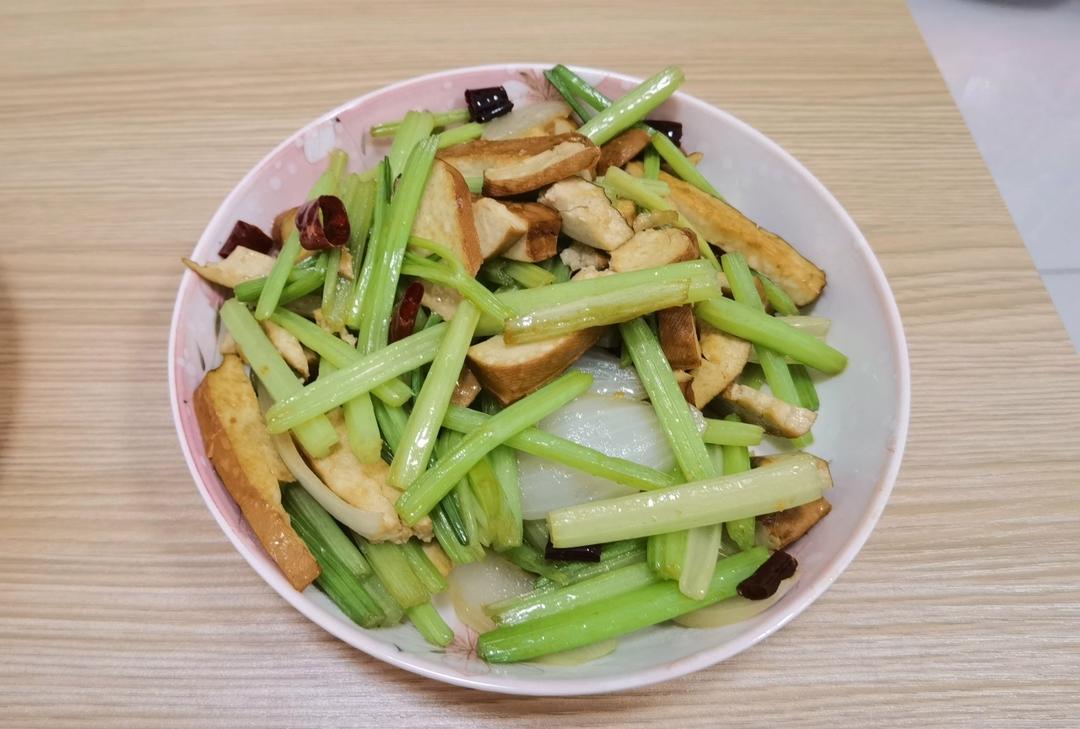 让何老师好吃到哭的同款芹菜炒香干，真的超美味