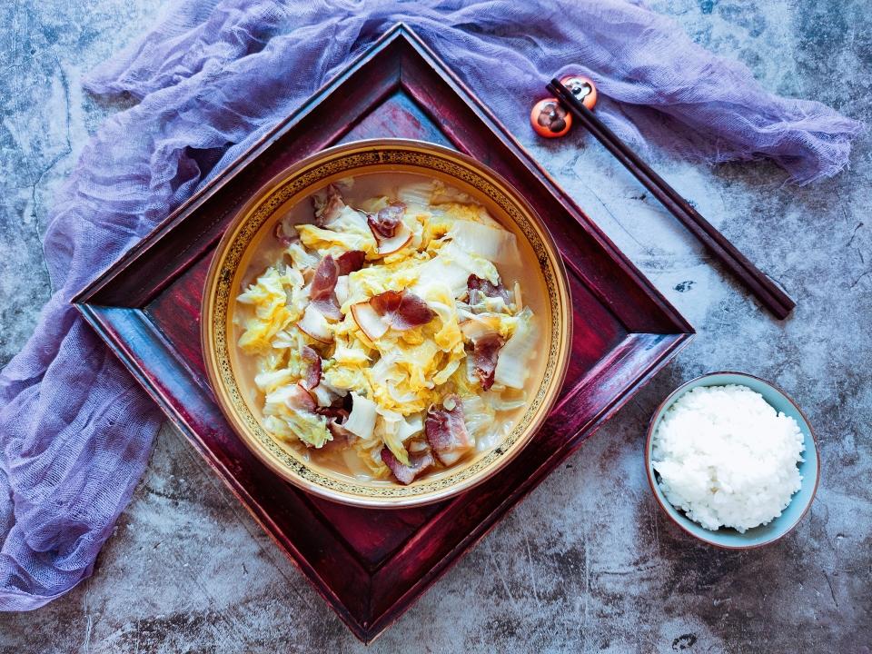 简单下饭腊肉炖白菜的做法