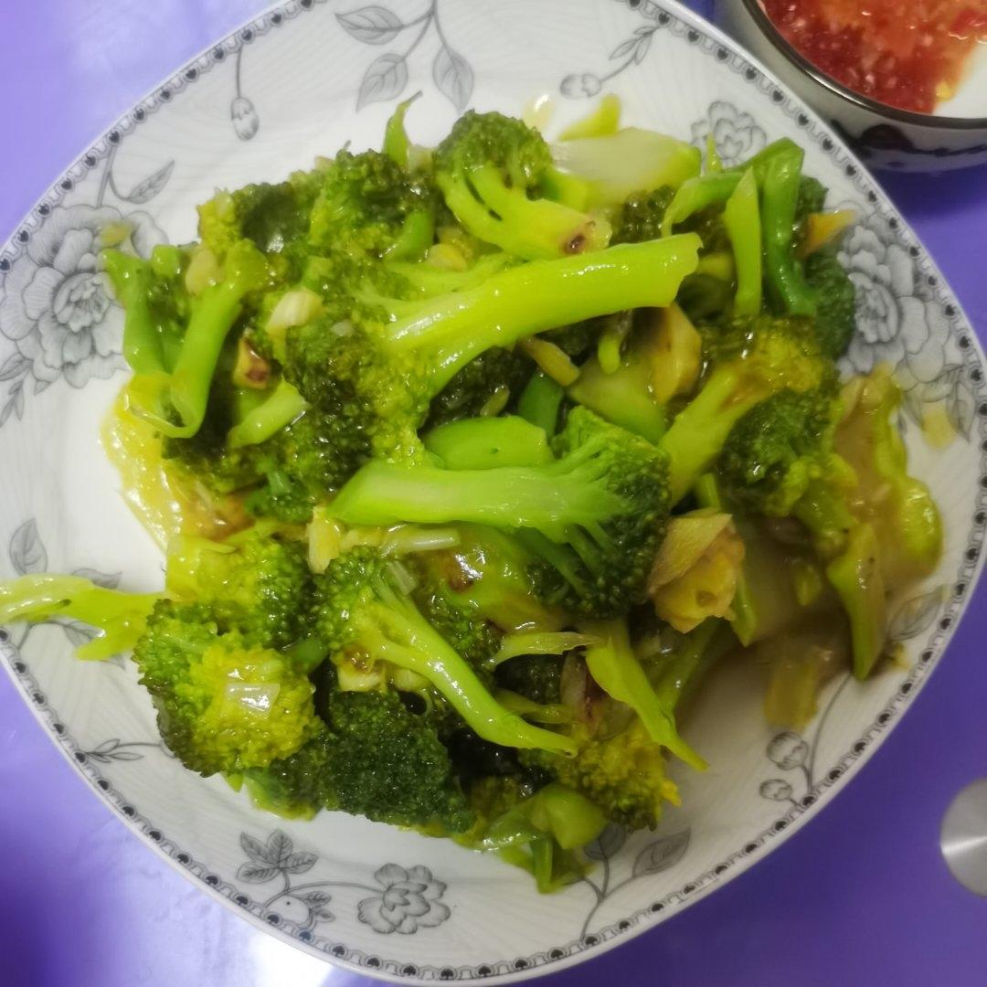 好吃到爆的耗油蒜蓉西兰花(从不修图，喜欢请关注)