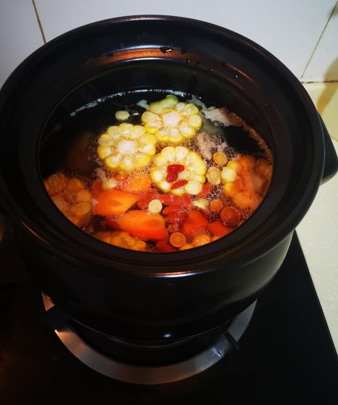 玉米红萝卜排骨汤的做法