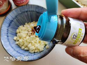 蒜蓉蒸豆腐金针菇的做法 步骤4