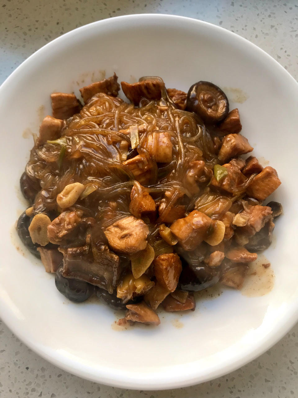 鸡腿炖香菇粉条