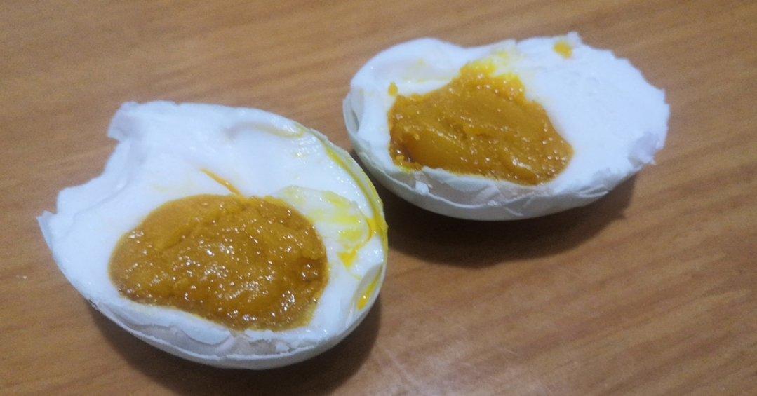 金黄流油的咸鸭蛋