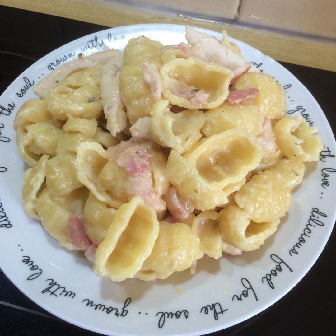 白蘑菇奶油培根意面