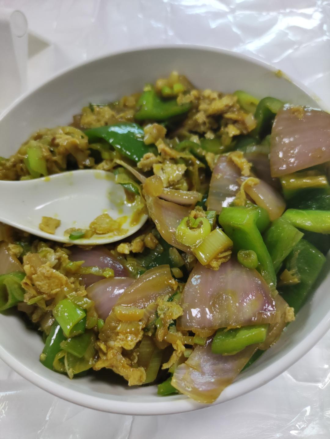 洋葱木耳青椒炒鸡蛋  简单又美味