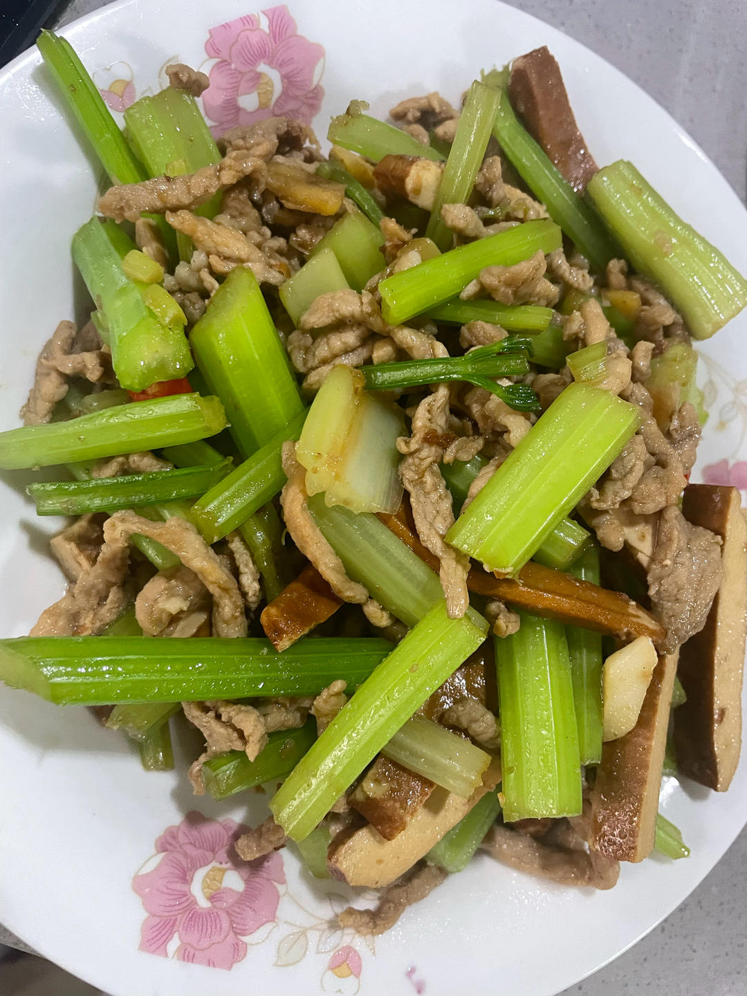 芹菜豆干炒肉丝的做法