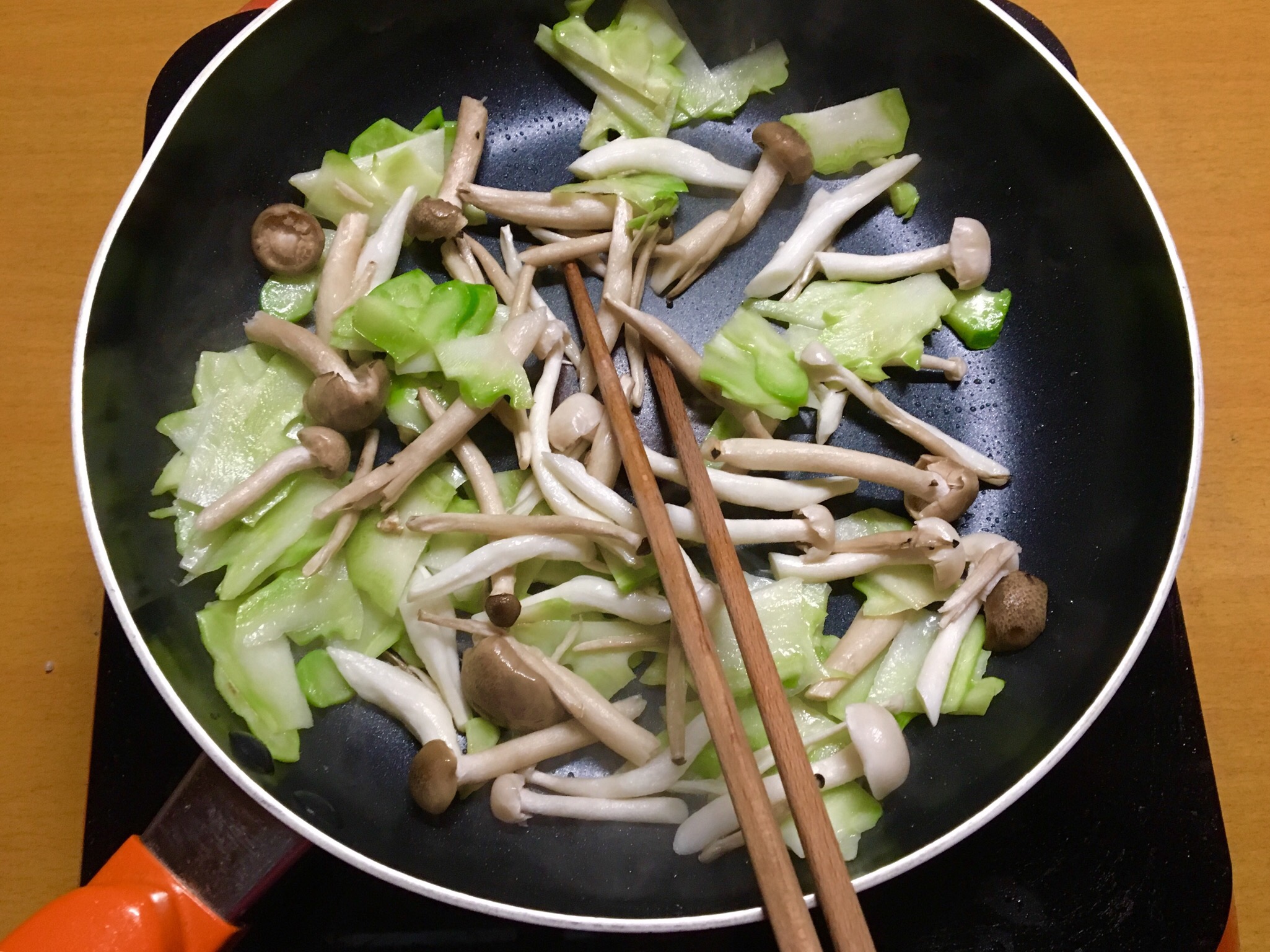 西兰花梗炒蘑菇的做法 步骤7