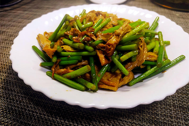 春季蒜苔真便宜，我家一直这样做，不加鸡蛋不放肉，比用肉炒还香的做法