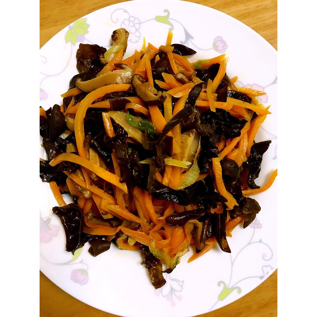 胡萝卜香菇炒木耳