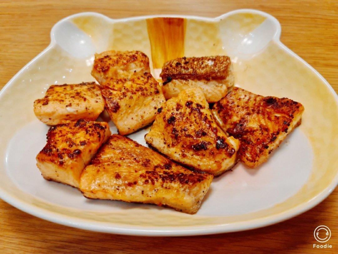 脆皮嫩肉——极致煎三文鱼