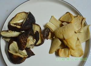 黑猪蹄膀菌菇汤的做法 步骤2
