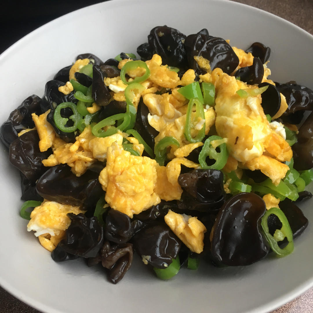 微凉晨露5做的黑木耳青椒炒鸡蛋(营养又下饭)