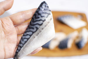 外酥里嫩！营养又美味｜椒盐挪威青花鱼的做法 步骤2
