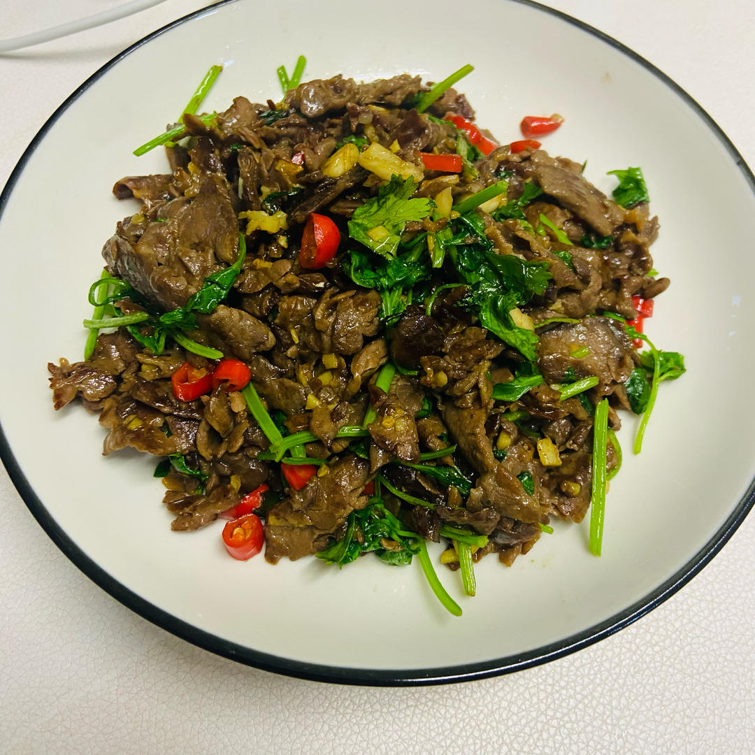 香菜炒牛肉，香辣下饭，爱吃香菜的朋友看过来，拌饭绝了