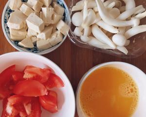 无油减脂蔬菜汤(西红柿鸡蛋菠菜豆腐白玉菇)的做法 步骤1
