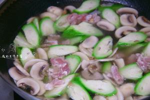 白蘑菇丝瓜瘦肉汤,高温天喝消暑又降火的做法 步骤4