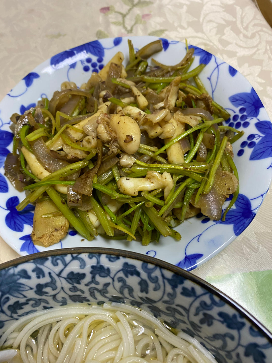 温州味家常菜！芹菜炒墨鱼（乌贼），5分钟快手菜！！