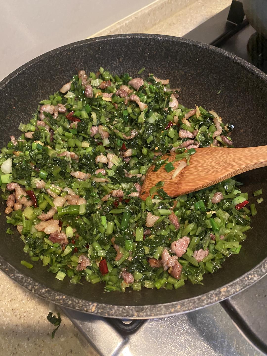 雪菜肉丝咸菜,配面馒头好伴侣,青岛版雪里蕻,石榴红炒肉的做法 步骤4