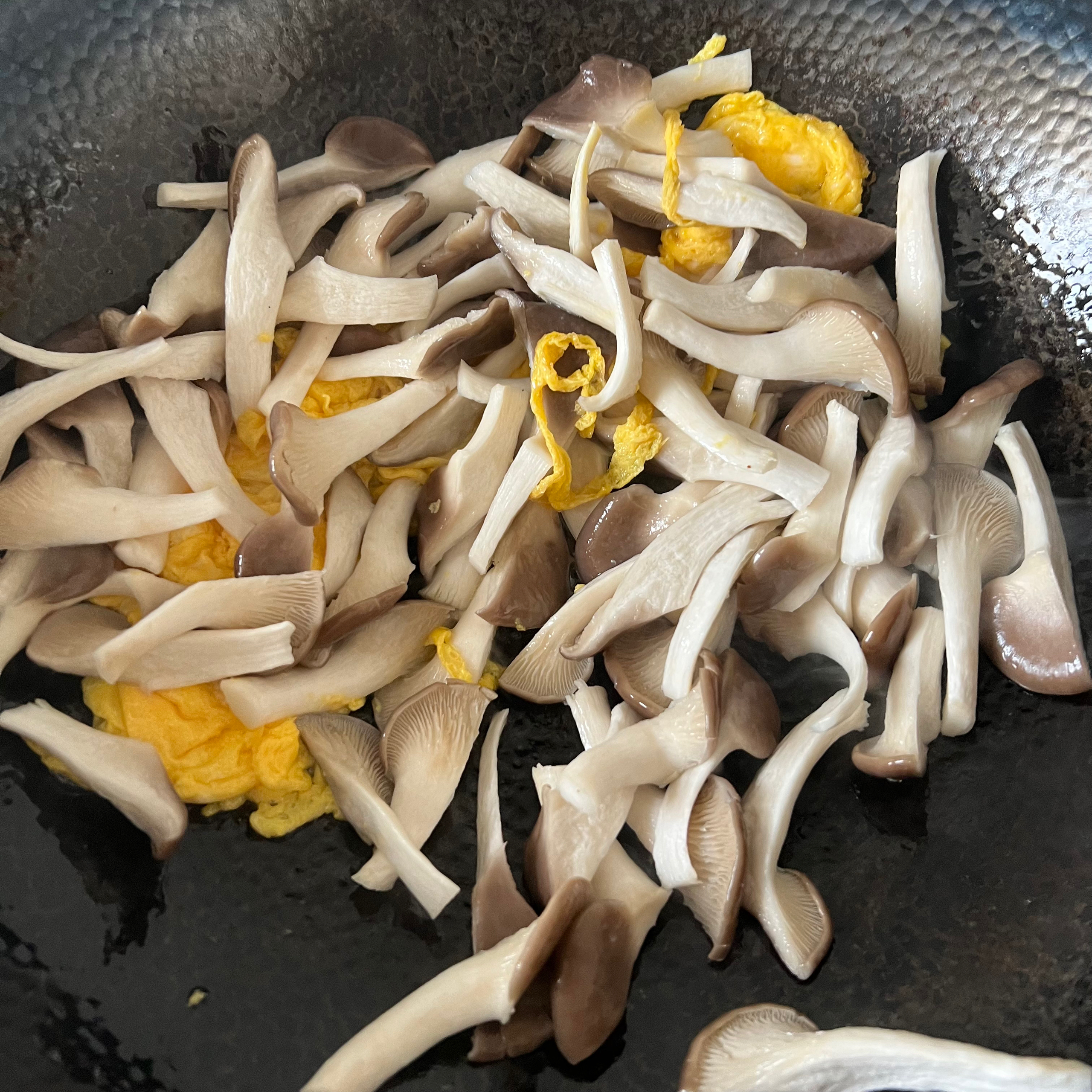 酸酸的家常炖蘑菇的做法 步骤2