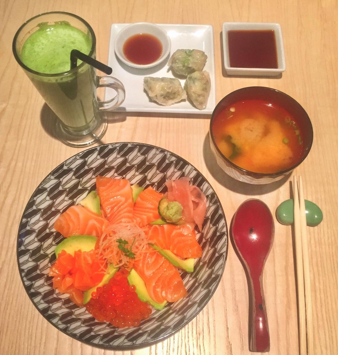 牛油果三文鱼刺身盖饭