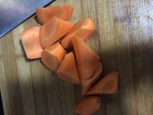 香甜玉米排骨汤的做法 步骤3