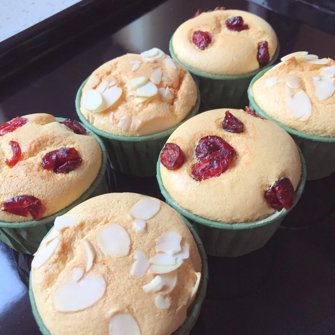 戚风杯子蛋糕^_^不开裂不回缩喔～