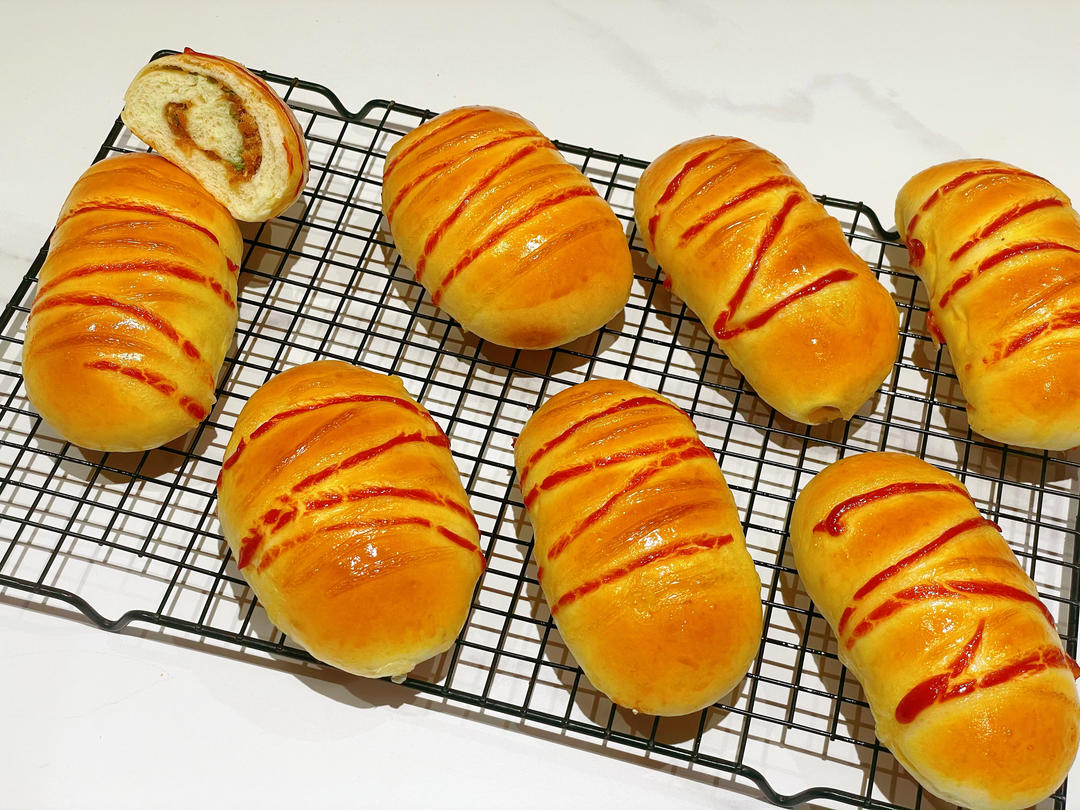 咸蛋黄肉松/香葱肉松软面包（两种口味）