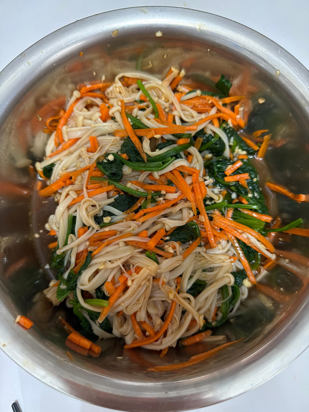 解馋减脂餐！酸辣开胃又下饭的菠菜拌金针菇