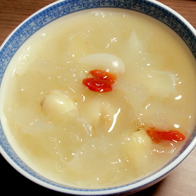 莲子银耳百合羹