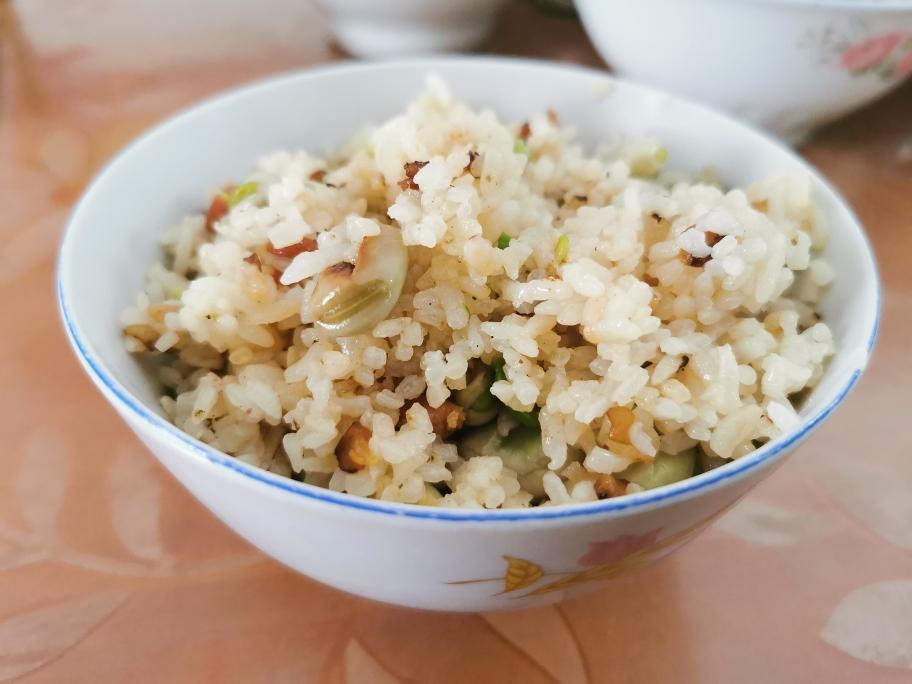 云南春天的美味：蚕豆闷饭