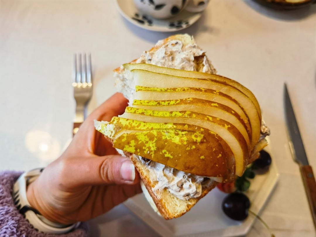 肉桂核桃奶酪啤梨开放三明治