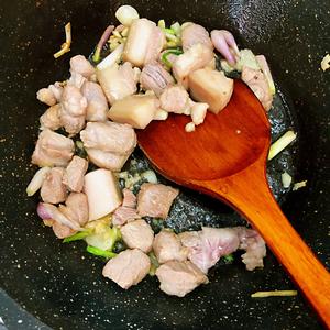 家常五花肉红烧油豆腐的做法 步骤2