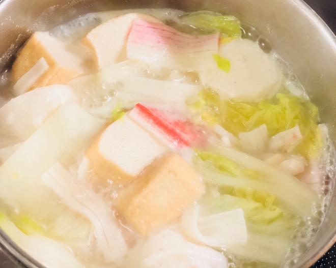 味噌鳕鱼蟹棒鱼丸鱼豆腐白菜汤的做法