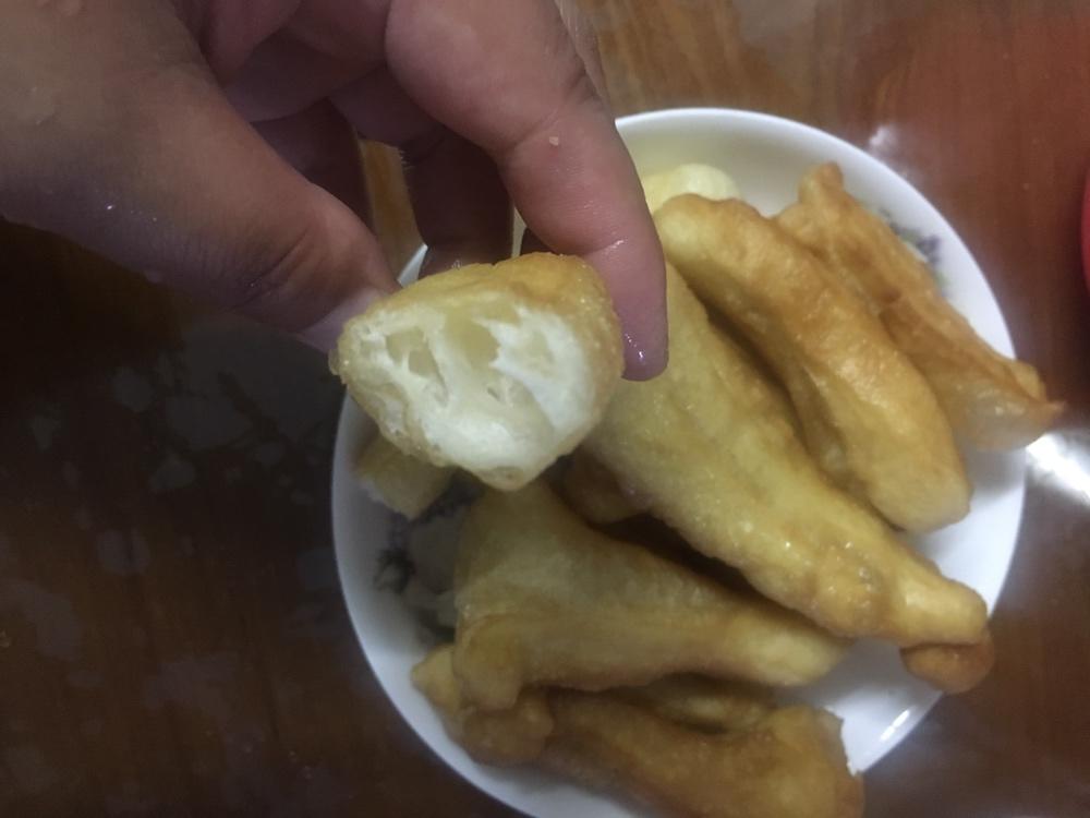 蓬松多孔炸油条的详细做法（普通面粉版） 配方很重要&和面手法也有讲究