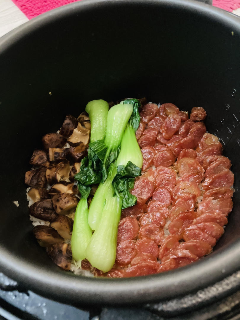 【腊味三拼煲仔饭(电饭锅版)】