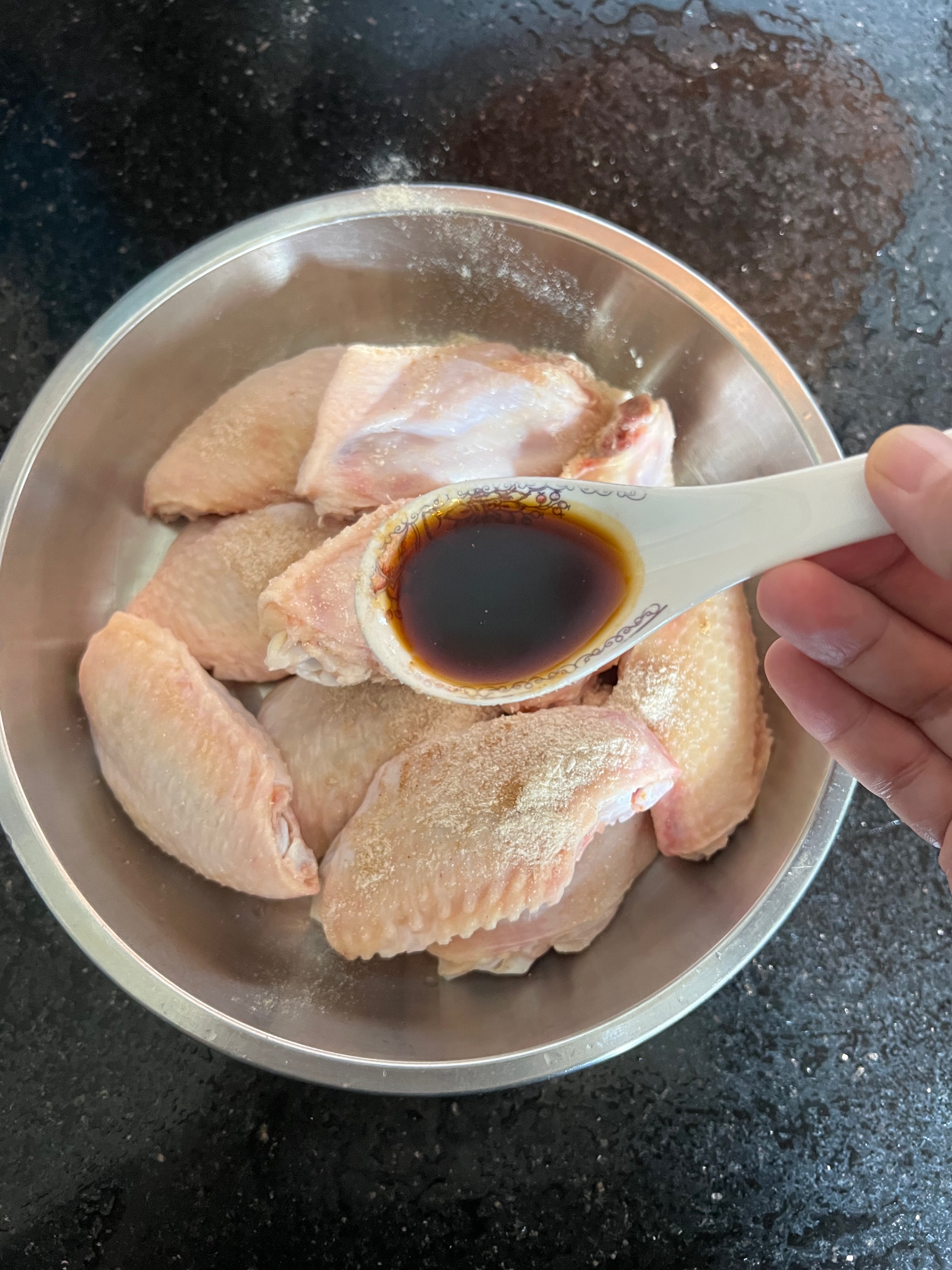 香煎盐焗鸡翅的做法 步骤3